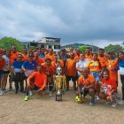 El equipo Los Pumas se quedó con el    premio del primer lugar. Lo festejaron con sus familiares y amigos.