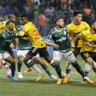 Jugadores de Palmeiras disputan el balón con los de Barcelona en el partido de la fase de grupos de la Copa Libertadores.
