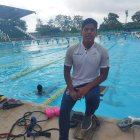 El nadador machaleño David Farinango regresó de Europa y fue a visitar la piscina donde se formó.