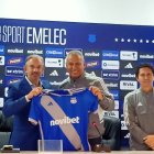 José Pileggi (izq.), presidente de Emelec, presentó al entrenador colombiano Hernán Torres este jueves 8 de junio.