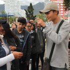 Cada porción de 10 pedazos cuesta 2,50 dólares. La gente hace fila para adquirirlos.