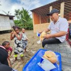 Mauro Sánchez va en una camioneta de barrio en barrio, para entregar las funditas con pan y, además, leche.