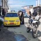 El taxi del fallecido fue revisado por la policía.