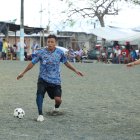 Honorio Isidro (i) juega como delantero, al igual que Robert Lewandowski.