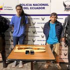 En poder de dos de los tres detenidos se encontró el arma de fuegon con la que supuestamente amenazaban a la víctima.