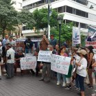 Familiares, amigos y excompañeros del marino en servicio pasivo llegaron hasta los exteriores de la Fiscalía del centro de Guayaquil.