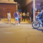 Por el callejón se escucharon gritos de los familiares de las víctimas.