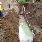 Un derrame de combustible en el río Viche ha afectado a otros afluentes y ha dejado sin agua a tres cantones de Esmeraldas.