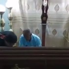 Allegados tratan de asistir a la 'resucitada'.