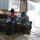 La familia Guaranda Chiriboga vive de cerca la violencia criminal. Con un abrazo aplacan el desconsuelo  de haber perdido a Fernanda.