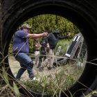 Los participantes aprenden a disparar y defensa personal.