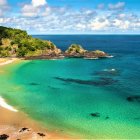 Bahía do Sancho, en Fernando de Noronha, la playa brasileña que suele figurar en todas las listas de las playas más bonitas del mundo.
