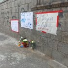 Han ofrendado flores y peluches por el muchacho.