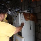 Pedro muestra como quedó su refrigeradora tras el atentado. Inservible.