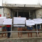 Con carteles los representantes pidieron que las clases no sean presenciales.