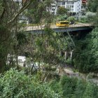 Desde este puente se habría precipitado la mujer que terminó en la quebrada, en el norte de Quito.
