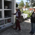 Las hijas de María Iza fueron al  camposanto para constatar los daños causados por los ladrones.