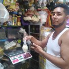 En 25 centavos Xavier Matamoros compra su cuarto de arroz, eso le rinde para una sola comida.
