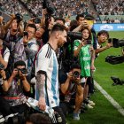 Lionel Messi celebra junto a sus compañero el primer tanto de la victoria ante Pekín que terminó en 2-0.