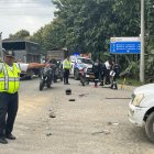 Agentes de la Comisión de Tránsito del Ecuador (CTE) confirmaron que la mujer murió en el sitio; su hijo y su nieta, en el hospital.