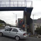 Una cuadrilla de obreros aún trabaja en la obra civil del paso elevado.