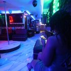 Melisa dice que hay momentos en que el local en el que labora está vacío. Por eso aprovecha para comunicarse con sus seres queridos.