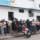 Tras la novedad ocurrida la mañana del miércoles, varios padres de familia acudieron al plantel para mantener un diálogo con la directora.