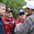 El santero le explica a los rescatistas cómo se perdió en medio del cerro.