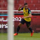 CDA101. QUITO (ECUADOR), 16/11/2020.- Ángel Mena de Ecuador celebra un gol hoy, en un partido de las Eliminatorias Sudamericanas para el Mundialde Catar 2022 entre las selecciones nacionales de Ecuador y Colombia en el estadio de LDU en Quito (Ecuador). EFE/Rodrigo Buendia POOL Ecuador - Colombia