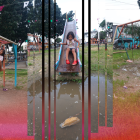 Una menor de edad usaba uno de los juegos del parque y peligraba caer en el agua sucia y estancada.