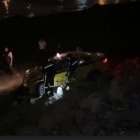 El vehículo quedó en medio de la oscuridad cerca del río.