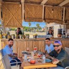 Lionel Messi, Ángel Di María y Nicolás Otamendi disfrutaron de una parrillada en la playa de  Barcelona.