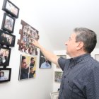 Con nostalgia, Jaime Fernando Villagómez Barreiro observa las fotografías de los momentos vividos de su hijo mayor.