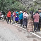 Los ocupantes del bus se ayudaron entre ellos hasta que llegaron los paramédicos.