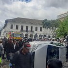 Ciudadanos en Cuenca intentaron quemar un auto.