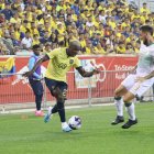 El volante Moisés Caicedo fue el encargado de generar las jugadas para los delanteros, pero no encontró espacios para poder filtrar pases para los delanteros.