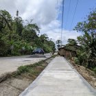 Junto a la camioneta negra con placas del Guayas estaban los tres cadáveres.