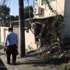 Parte de la pared frontal del inmueble quedó destruida tras el impacto del carro.