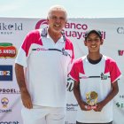 Andrés Gómez, organizador del torneo, junto al campeón, Fernando González.