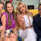 Andreina Bravo junto a los presentadores del programa Jelou Live, en ciudad de Panamá.