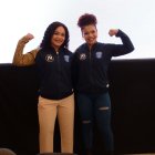 Neisi Dajomes (i) y Angie Palacios (d) con los nuevos uniformes para los deportistas que forman parte del Plan de Alto Rendimiento.