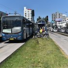 El extranjero fue atacado con arma blanca cuando se movilizaba en un bus articulado.