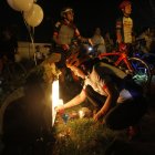 El sitio de ofrenda fue llenado de velas por las personas que acudieron a la cita.