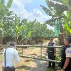 El cuerpo del adolescente quedó encima de la motocicleta que conducía.