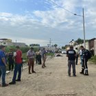 Sobre una motocicleta quedó el cuerpo del delincuente que fue abatido por un policía.

Muerto.