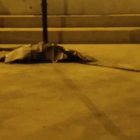 El cadáver del sospechoso quedó en la cancha de Huambaló.