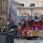 Los bomberos trabajan para poder sofocar las llamas.