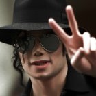 Michael Jackson ​ fue un cantante, compositor, productor y bailarín estadounidense.