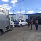 Agentes policiales aguardaban por ingresar a retirar los cuerpos.