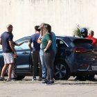 El padre e hijo de las víctimas rodeado de sus seres queridos.